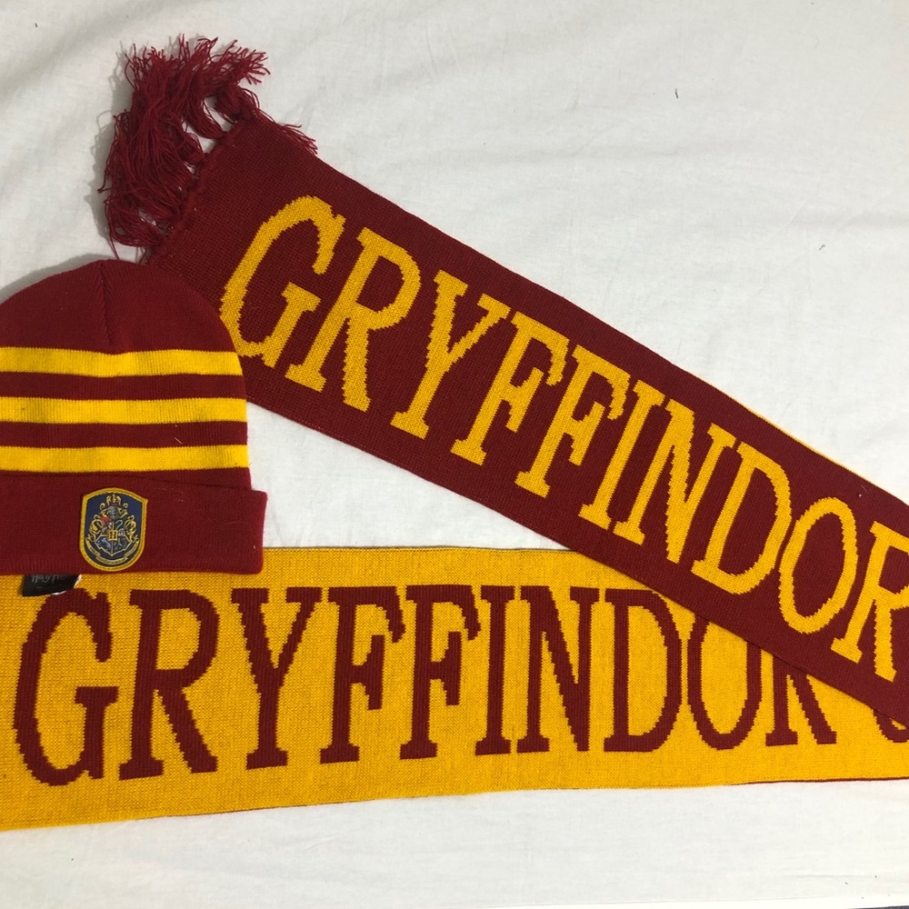 ❌sold❌Harry potter hard to find scarf & hat